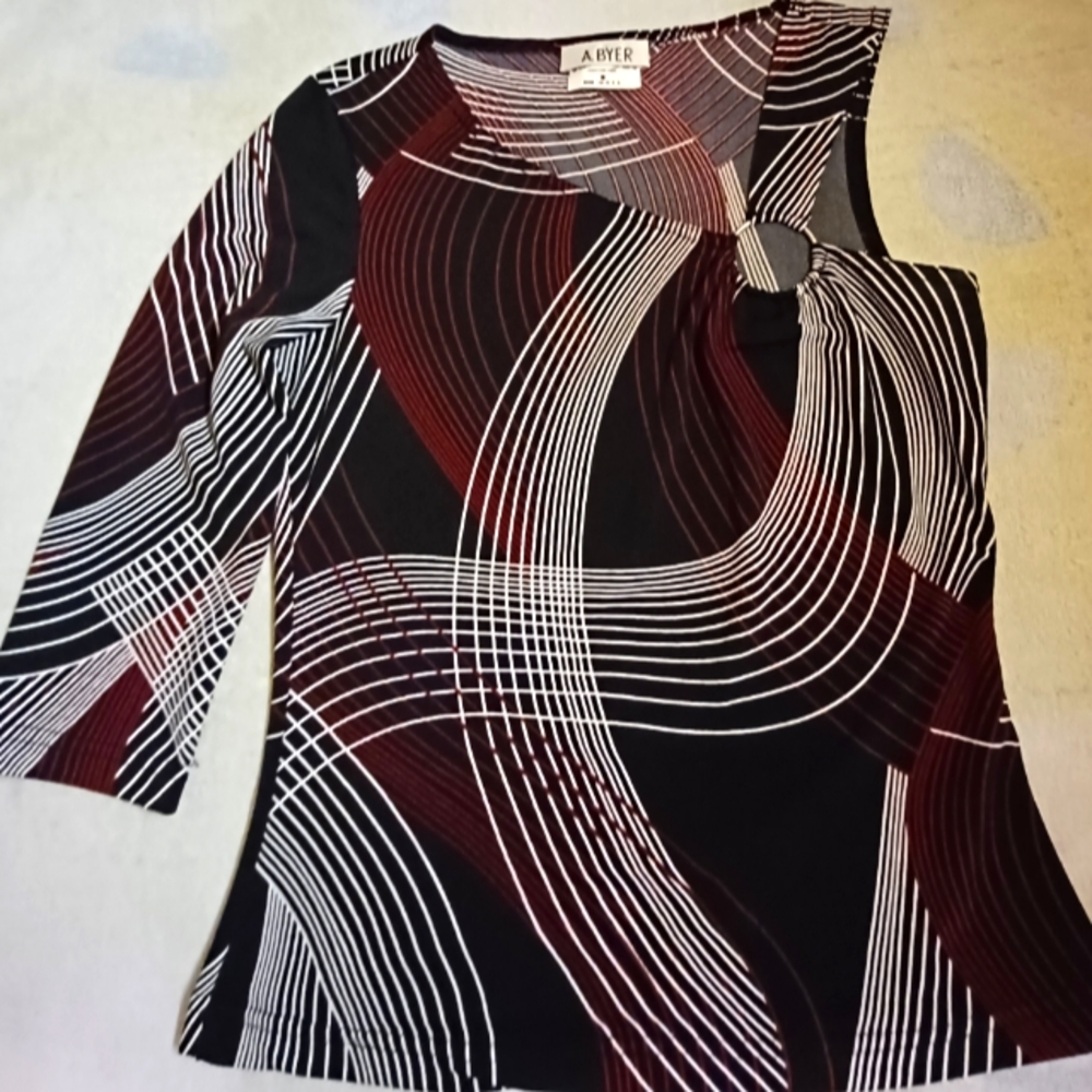 A. Byer Abstract Top-One Sleeveless, One 3/4 Sleeve-Circle Decor-Size M
